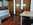 Habitación interior amplia para estudiantes en Santiago: gran escritorio de estudio, armario espacioso y ambiente tranquilo