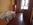 Dormitorio para estudiantes en Santiago con mesa de estudio amplia y estanterías